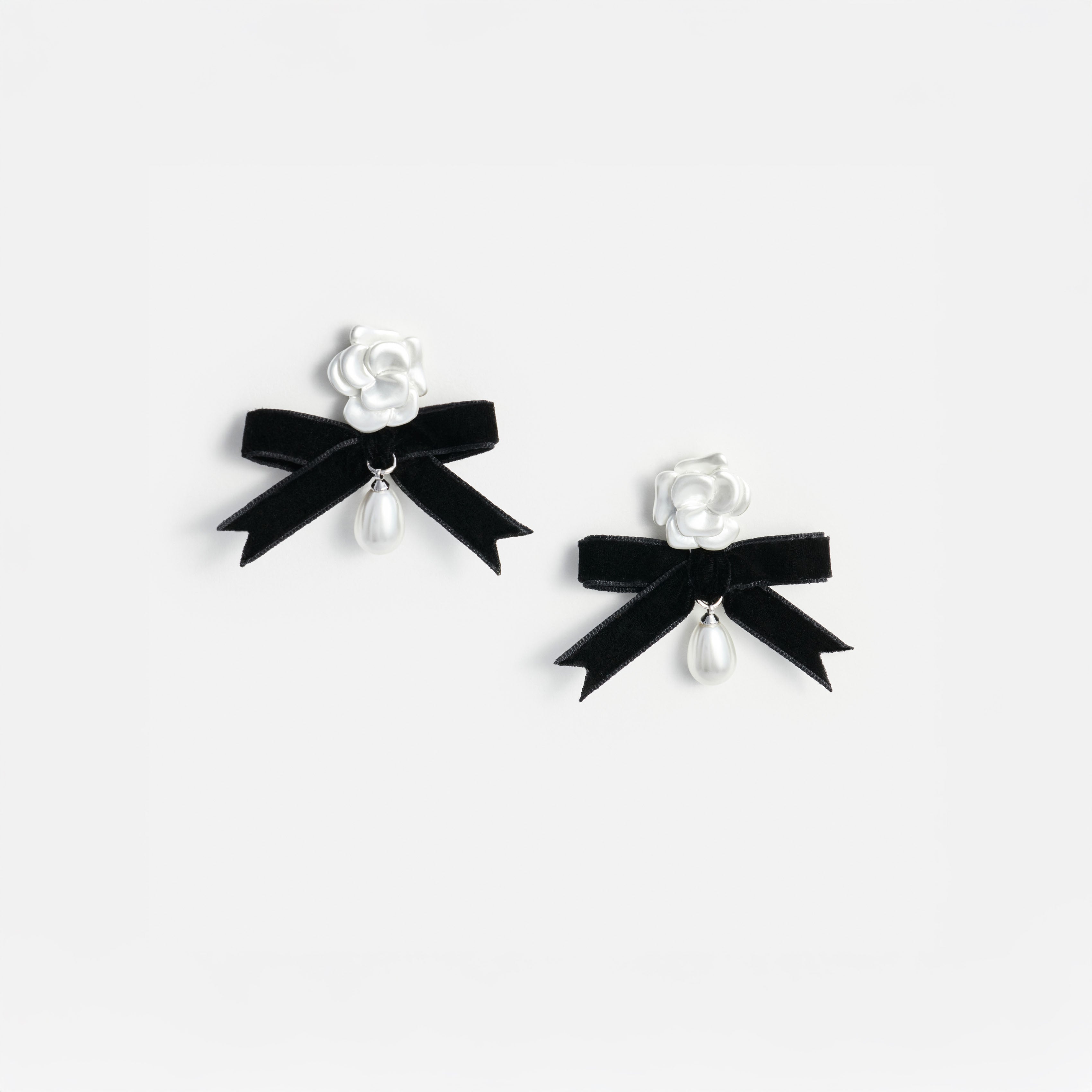 Pearl Black Bow Earring